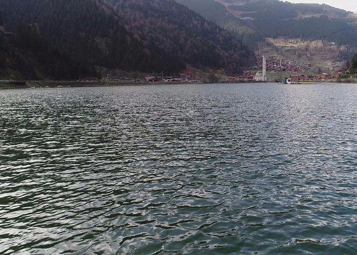 <p>Çaykara Belediye Başkanı Hanefi Tok ise Cumhurbaşkanı Erdoğan'ın Uzungöl ve Ayder için ortaya koyduğu iradenin işlerini kolaylaştırdığına dikkat çekti. Tok, geçtiğimiz günlerde Uzungöl'de esnaf ve vatandaşlarla birlikte bir görüşme yaptıklarını dile getirerek yaklaşık 30 tane günü birlik tesisin yıkılacağını kendilerine ilettiklerini söyledi. Hazine arazileri üzerinde yapılan tesislerin 18. madde uygulamasıyla yıkılacağını kaydeden Tok, "Uzungöl bu kararla birlikte çirkin yapılaşmalardan kurtarılacak. Yılbaşına kadar yıkımları gerçekleştireceğiz. Mahkeme kararı çıktı ama henüz bize tebliğ edilmedi" bilgisini paylaştı.</p>
