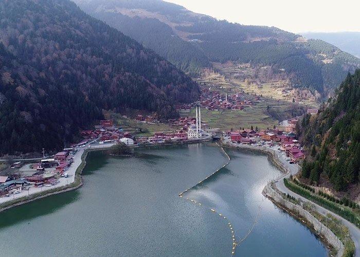 <p>10 ayda yaklaşık 2 milyon turistin ziyaret ettiği Trabzon'da Sümela Manastırı'nın restorasyon nedeniyle ziyarete kapalı olması nedeniyle çoğunluğu Körfez ülkelerinden gelen Arap turistler en fazla Uzungöl'e ilgi gösterirken, deniz seviyesinden bin 90 metre yükseklikte bulunan Uzungöl'ü çamurdan temizlemek için de çalışma yapılıyor.</p>

<p>Şubat ayından bu yana sürdürülen çalışmalar kapsamında 4 metre derinlikten çıkarılan çamur ve alüvyonlar, pompalar vasıtasıyla gölden çıkarılırken, 150 bin metreküp rüsubatın çıkarılması beklenen Uzungöl'de bugüne kadar 135 bin metreküplük alan temizlendi. Çalışmaların ardından Uzungöl'ün rahat bir nefes alacağı kaydedildi.</p>
