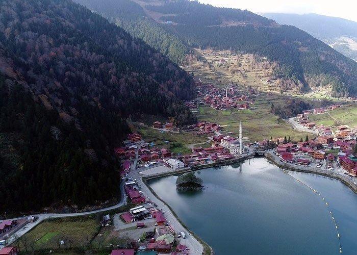 <p>Doğa Koruma ve Milli Parklar 12. Bölge Müdürlüğü Trabzon Şube Müdürlüğü faaliyet alanı içerisinde bulunan Uzungöl Tabiat Parkı içerisindeki Yaylaönü Mahallesi yolu üzerinde ve göle hakim olan 2 alanda çelik konstrüksiyon üzeri ahşap kaplama seyir terası projesi onaylanırken, seyir terasının da yapımına başlandı. Uzungöl'de yapılacak olan seyir terası projesinin kendi alanında bir ilk olacağı kaydedildi.</p>
