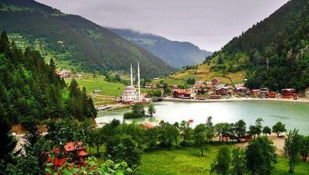 <p>Uzungöl'e kazandırılacak olan teleferik projesi için ilk kazmanın 2018 yılının Ocak ayında vurulacağı, yap-işlet-devret modeli ile gerçekleştirilecek projenin hemen hemen bütün ön aşamalarının tamamlandığı bildirildi. 58 kabinli olarak düşünülen teleferik projesi için ilk etapta 70 milyon TL'nin harcanacağı belirtilirken, teleferik mesafesinin 3 bin 540 metre olacağı ifade edildi.</p>
