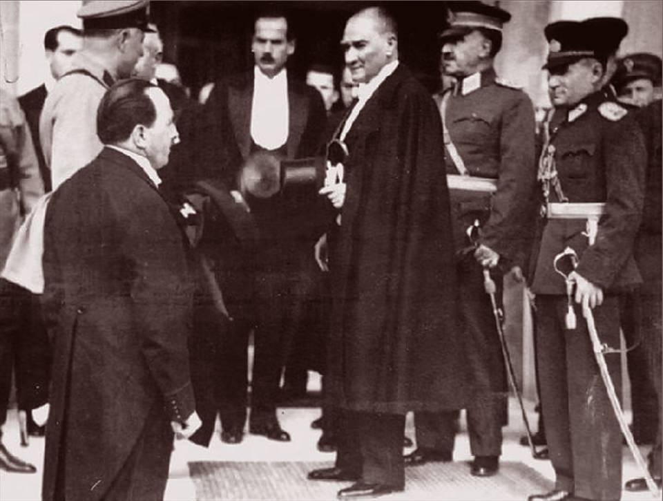 <p>Atatürk, 1933 yılında 29 Ekim Cumhuriyet Bayramı töreninde görülüyor.</p>
