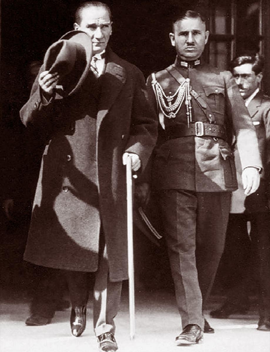 <p>Atatürk, 1930'da, yaveri Rusuhi Bey ile birlikte görülüyor. </p>
