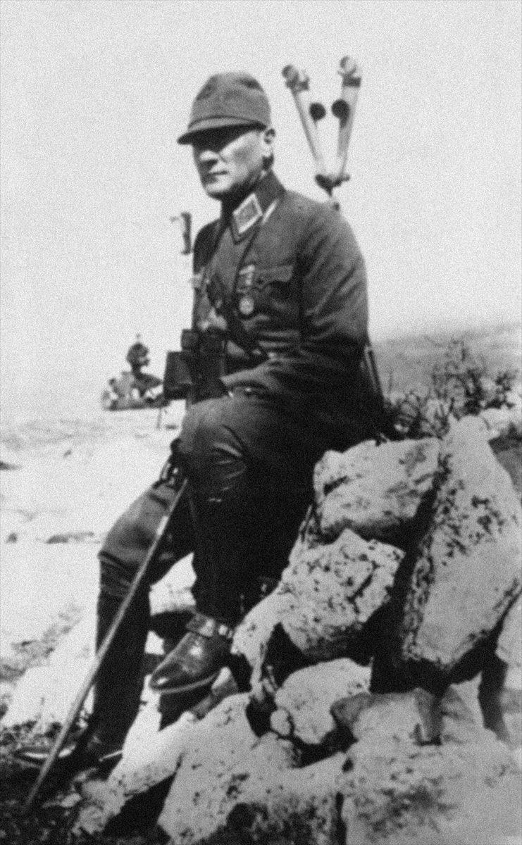 <p>Atatürk'ün, 1917'de 2'nci Ordu Komutanı olarak görev yaptığı Diyarbakır'da iki subay ve bir çocukla çektirdiği fotoğraf dikkati çekti.<br />
<br />
<strong>Fotoğraf Ankara, 8 Ekim 1926</strong></p>
<p> </p>