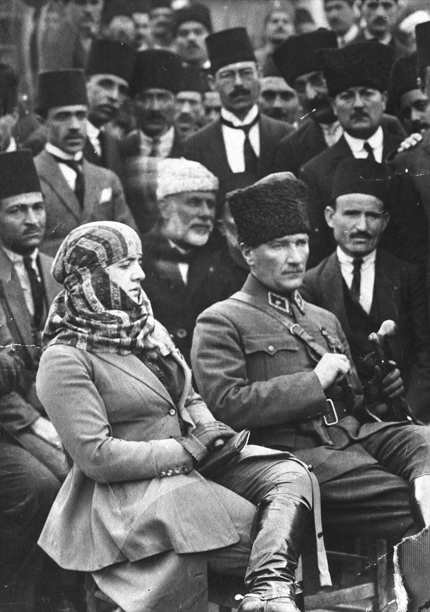 <p>Atatürk, eşi Latife Hanım ile birlikte 1923'te Mersin Millet Bahçesi'nde yurttaşların arasında görülüyor.</p>
