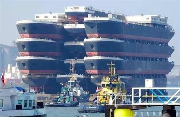 <p>&Uuml;st&uuml;nde 13 tane gemi taşıyan d&uuml;nyanın en b&uuml;y&uuml;k y&uuml;k taşıma gemisi Blue Marlin..</p>
