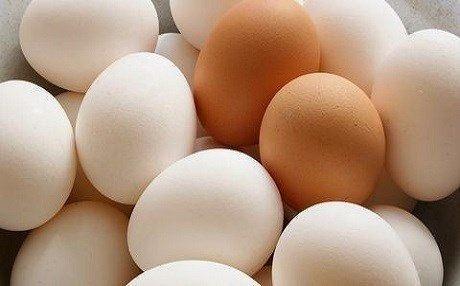 <p>Yumurtaları buzdolabı kapağına koymayın! Siz de marketlerden ya da bakkaldan satın aldığınız yumurtayı kutusundan çıkarıp buzdolabı kapağına koyanlardan mısınız? Eğer öyleyse size kötü bir haberimiz var tüketici editörü Sara Benwell, bu alışkanlığın kötü sonuçları olabileceğini belirtti.</p>
