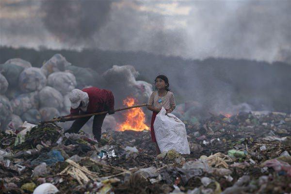 <p>Çöplükte yaşayan ve çalışan anne ve kızın umut ile dolu fotoğrafı. Yılın en iyi çevresel fotoğrafçı olarak seçilen Quoc Nguyen Linh Vinh'in eseri.</p>

<p> </p>
