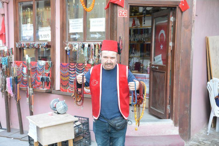 <p>Almanlar ham maddesini değişik bir şekilde yapmışlar. Düğme olarak yapmışlar. Düğmeler renk verince bunu elbiselere çevirmişler. </p>
