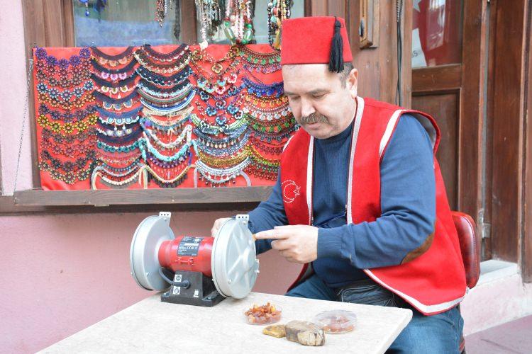 <p>Alman sıkması kırmızı renktedir. Ateş kehribarı olarak geçer. Simsiyah olacaktır rengini aldığı zaman. Daha fazla değer kazanacaktır. </p>
