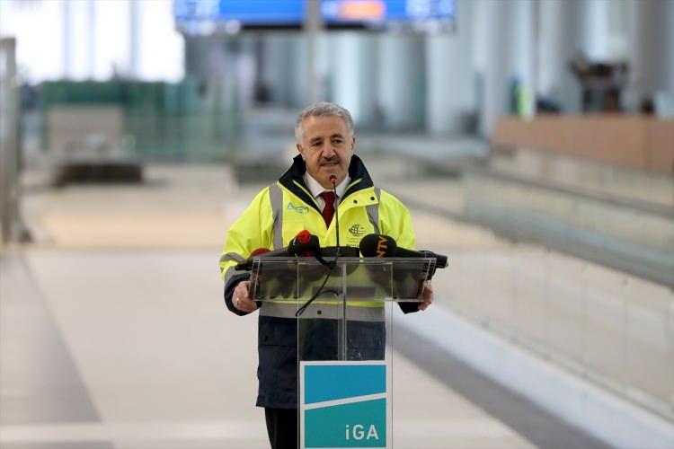 <p>Ulaştırma, Denizcilik ve Haberleşme Bakanı Ahmet Arslan, 3. Havalimanı şantiyesini ziyaret etti. Bakan Arslan, havalimanı inşaatında ve terminal binasına incelemelerde bulunduktan sonra açıklama yaptı.</p>

<ul>
</ul>

