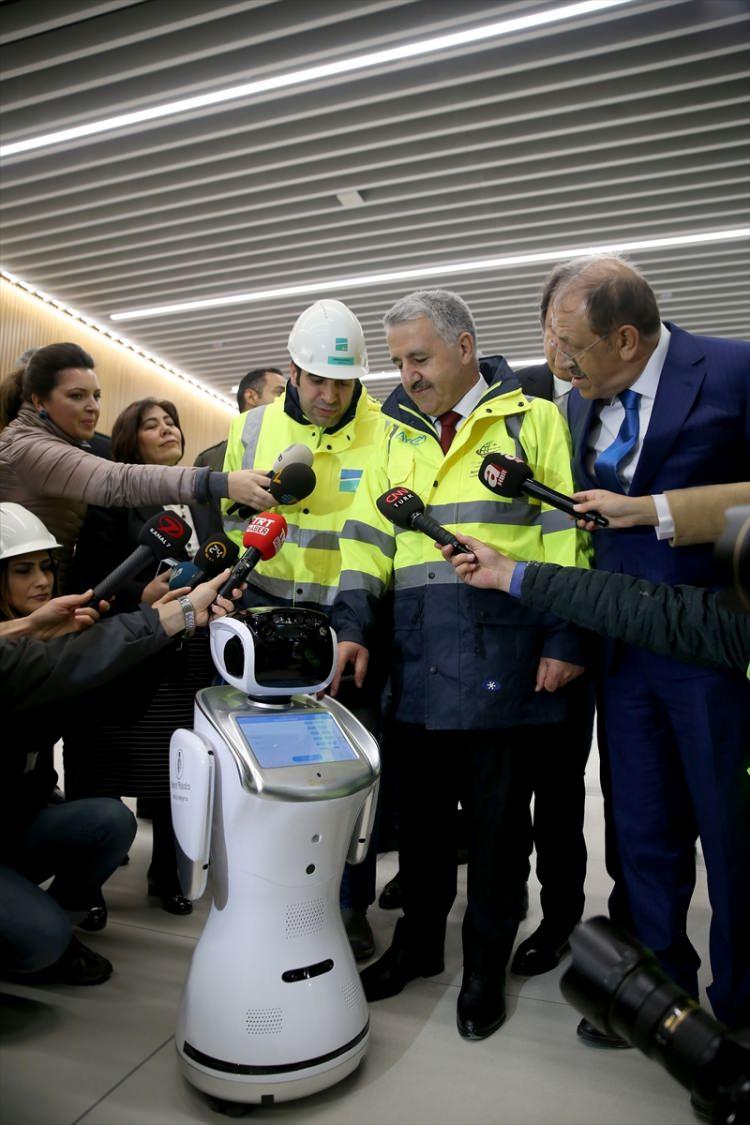 <p>Dünyanın değişik 350 noktasına da uçarak yolcu taşıyacağız. Bunu yaparken 371 uçak park yeri olacak. Havalimanının tamamı bittiğinde bu rakam 454 uçak park yerine çıkacak.</p>
