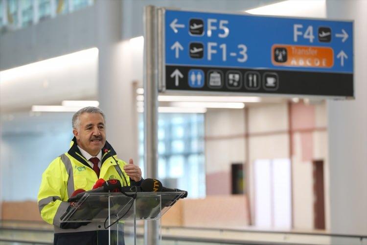<p>3. havalimanına, İstanbul yeni havalimanına gelen bütün uçaklar gelip körüğe yanaşacak ve yolcusunu öyle indirecek. Açıkta park edip yolcu indirme yok. Yine servis amaçlı hizmet eden araçların tamamı 22 kilometrelik tünellerden geçecek.</p>