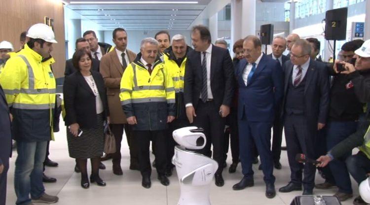 <p>29 Ekim 2018 Cumhuriyetin kuruluş yıl dönümünde de insanımız ve dünya sivil havacılığına bu havalimanını sunmuş olacağız" dedi.</p>