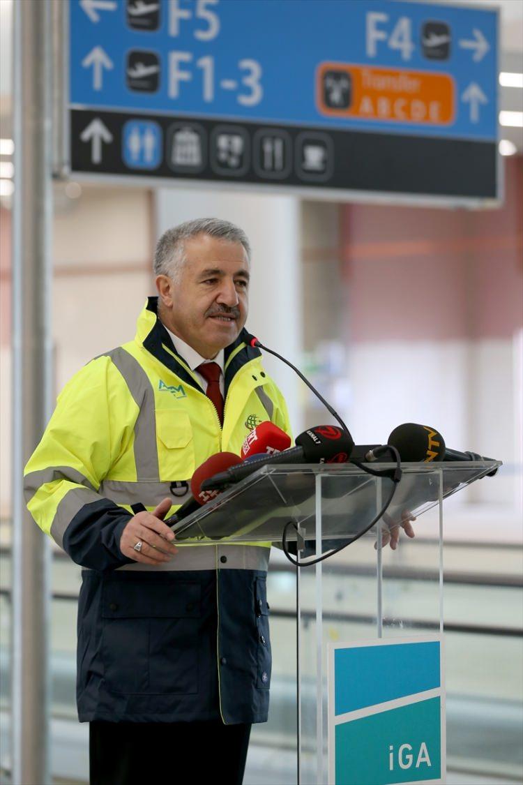 <p><strong>BATAKLIKLARI KURUTARAK BURADA BİR HAVALİMANI YAPIYORUZ"</strong></p>
<p>Arslan, Havalimanından bahsetmişken zaman zaman polemik konusu olan bir bilgiyi daha paylaşmış olayım. Özellikle burada çalışanlar çok iyi biliyor ki bulunduğumuz zemin, kömür ocaklarından kaynaklı bataklıkların, çukurların, su kuyularının oluşturduğu bir alandı.</p>