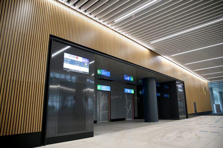 <p>RÜZGAR ENERJİ SANTRALLERİ</p>
<p>Arslan, bir gazetecinin havalimanı çevresinde bulunan rüzgar enerji santrallerinin havalimanına etkisini sorması üzerine 12 adet rüzgar enerji santrali var.</p>