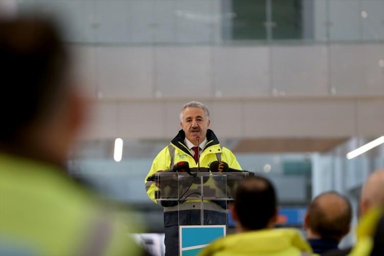 <p>Raylı sistem bağlantısı yapıyoruz. Gayrettepe'den buraya raylı sistem çalışmasını başlattık. İnşallah çok kısa sürede orada bir tören de yaparız. 37 kilometrelik bir tünel yapıyoruz.</p>