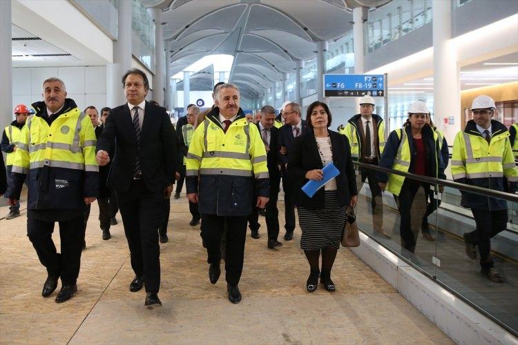 <p>Mahmutbey'i de ilgilendiren kısımla ilgili; Yavuz Sultan Selim Köprüsü devamında Kuzey Marmara Otoyolu'yla birlikte 225 kilometrelik otoyol var. Ancak Odayeri'nden girip Mahmutbey'e dönüyor.</p>
