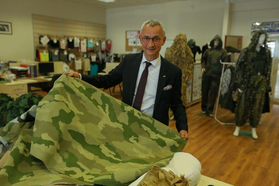 <p><strong>Vücut ısısını kontrollü dağıtarak termal kameralara yakalanmıyor</strong></p>
<p>İnsan, tank ya da mühimmatlarda oluşan ısıyı renk kontrastına neden olmayacak şekilde yayarak dağıtabilen kumaşın bu özelliğiyle de termal kameralara karşı koruma sağladığını ifade eden Ünlütürk, kumaşın komuta merkezi ve mühimmatın saklanması için kullanılmaya başlandığını dile getirdi.</p>