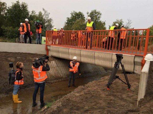 <p>Eindhoven Teknik Üniversitesi, bisiklet köprüsünün yani sıra 3D yazıcı ile inşaat konusunda çok sayıda deneme yaptı.Kısa süre içinde Eindhoven'dan 3D yazıcıdan ev çıktısı almaya da başlayacak. Üniversitenin amacı, daha büyük köprü ve viyadükler ile diğer inşaat işlerini yazıcı ile yapmak. </p>

<p> </p>
