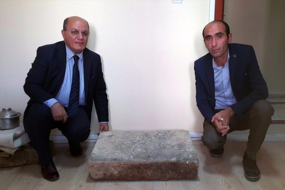<p>1500'lü yıllarda Tunceli'de beylikler bulunduğunu, Ferruh Şad Bey'in de bölgedeki beylerden biri olduğunu dile getiren Ulaşoğlu, bulunan kitabenin önemini vurguladı.</p>
<p> </p>