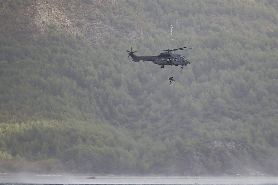 <p>Daha sonra TCG Bayraktar ve Nene Hatun Acil Durum müdahale gemisi de helikopterlerle denizde arama kurtarma faaliyeti yürüttü. Bu kapsamda deniz yüzeyine bırakılan dört cansız mankenin 3'ü Nene Hatun, biri ise helikopter tarafından kurtarılarak denizde yürütülen kurtarma çalışmaları sonlandırıldı. Gemi ve helikopterler Aksaz Limanına intikal ederek insani yardım araçları ve personelin tahliyesi gerçekleştirildi.</p>
<p> </p>