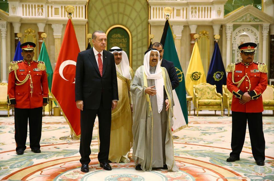 <p>Cumhurbaşkanı Recep Tayyip Erdoğan ve Kuveyt Emiri Şeyh Sabah el-Ahmed el-Cabir es-Sabah'ın Beyan Sarayı'ndaki baş başa ve heyetler arası görüşmelerinin ardından iki ülke arasındaki anlaşmaların imza töreni gerçekleştirildi.</p>

<p> </p>
