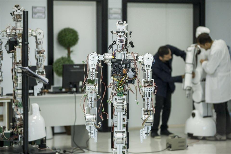 <p>Robot ADA GH 5 serisinin tasarımcıları robotların insan eklemlerinin yapabildiği her şeyi yapabildiklerini ve insanların hayatını kolaylaştırmak üzere yapıldıklarını belirtti.</p>

<p> </p>
