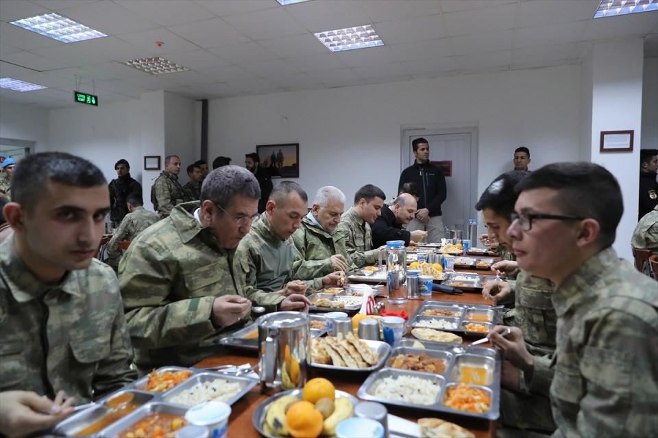 <p>Cizre'de yine bizi binlerce vatandaşımız karşıladı. Esnaf ve halkla beraber olduk. Gerek Cizre'de gerek Şırnak'ta terör örgütünün bu çukur eylemleriyle yerle bir olan binalar, alt yapı bütün bu sıkıntılar süratle gideriliyor, su şebekesi, kanalizasyon şebekesi, yenileniyor. Yollar asfaltlanıyor, etrafın yeşillendirilmesi yapılıyor. Moraller çok yüksek. Elhamdülillah vatandaşımız terör örgütüne prim vermiyor ve bir an önce bu belanın memleketin başından defolmasını arzu ediyor."</p>
<p> </p>