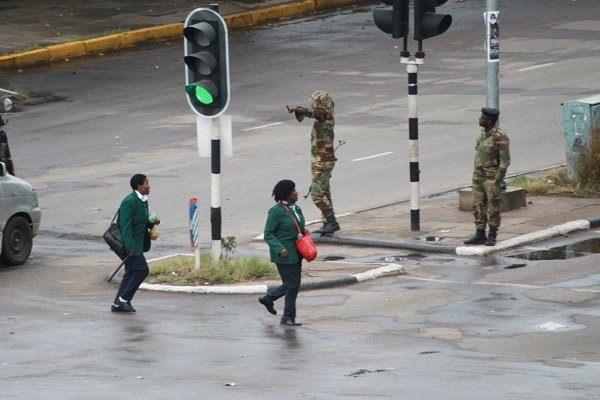 <p>İKTİDAR BASKIYA BOYUN EĞMEYECEĞİNİ AÇIKLAMIŞTI</p>

<p>Hafta başında askeri baskıya boyun eğmeyeceğini duyuran iktidar partisi Zanu-PF, şimdi ise Devlet Başkanı Mugabe veya eşi Grace Mugabe'nin "Zimbabve'nin veya partinin sahibi olmadığını" ifade etti. Grace Mugabe, "yaşlı kocasından menfaat sağlayan biri" olarak resmedildi.</p>
