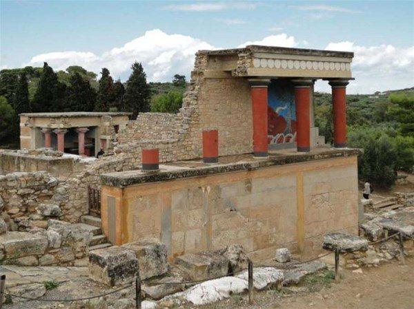 <p> Knossos'ta bulunan modern saray</p>
<p> </p>
<p>Bu sarayda üstten ve yerden ısıtma bulunuyor. Bilim insanları yaptıkalrı çalışmalar sırasında binanın özel silindirler ile ısıtıldığını fark ettiler. </p>
<p> </p>