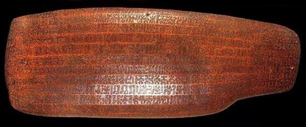 <p>Ahşap tahtadaki yazılar.Paskalya Adası'nda bulunan bu tablet, üzerinde pek çok bilgiyi barındırıyor. Fakat ne yazık ki bu dili okuyabilen son kişi 1900'lerde öldü.</p>

<p> </p>
