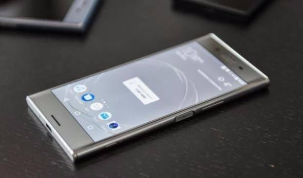 <p><strong>Sony Xperia XZ Premium </strong></p>
<p>Ağırlığı: 195 gram <br />
Ekran çözünürlüğü: 5.46 inç ekran, 3840x2160 piksel çözünürlük</p>