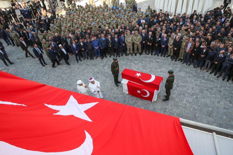 <p>Irak'ın kuzeyinde PKK'lı teröristlerin saldırısı sonucu şehit olan Tankçı Er Suat Surki'nin (21) cenazesi, Yukarı Norşin Camisi'nde kılınan cenaze namazının ardından Van'ın İpekyolu ilçesindeki Yeni Mahalle Mezarlığı'nda toprağa verildi.</p>

<p> </p>
