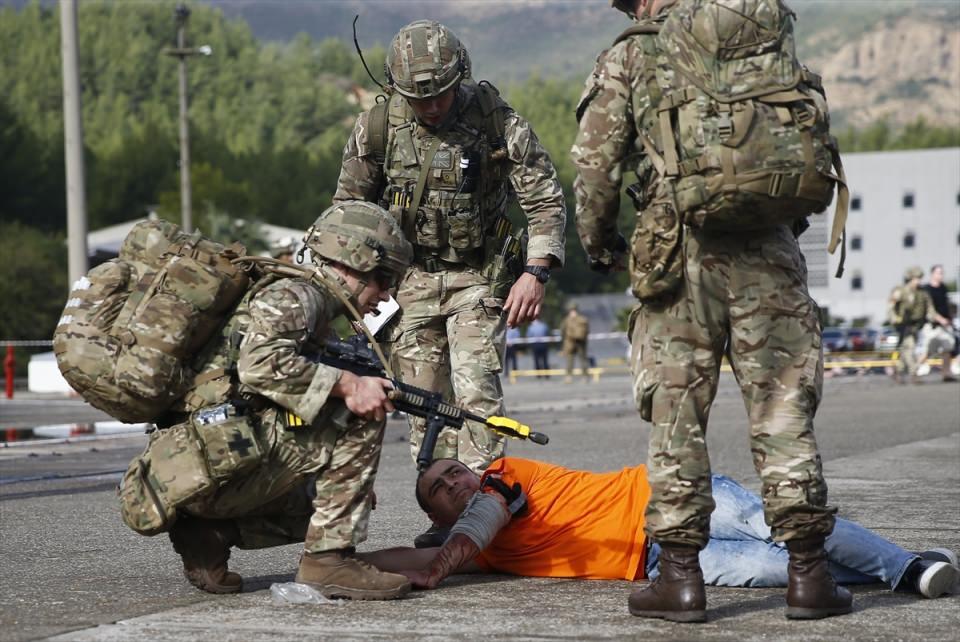 <p>Gemide oluşturulan kriz merkezinde düzenlenen brifinge katılan Kara Kuvvetleri Komutanlığı Doğal Afet Arama Ekipleri, Hava Kuvvetleri Komutanlığı Arama Kurtarma Helikopteri ve Arama Kurtarma İhtisaslı personeli, İçişleri Bakanlığı Jandarma Arama Kurtarma ekipleri, Ulaştırma, Denizcilik ve Haberleşme Bakanlığı ekipleri, Sağlık Bakanlığı seyyar hastanesi, Komuta Kontrol Aracı ve Ulusal Medikal Kurtarma ekipleri ve Kıyı Emniyet Genel Müdürlüğü Nene Hatun Acil Durum Müdahale Gemisi yetkililerine görev dağılımı yapılarak yaralıların en kısa sürede tahliyesi için çalışma başlatıldı.</p>