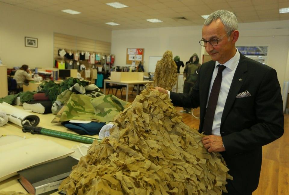 <p>"Türk ordusunun ilk kez bu kapsamda gizleme özelliği olan bir ürünü kullanması bize gurur veriyor çünkü daha önce kullanılan ürünler sadece görsel kamuflaja yönelikti" diyen Ünlütürk, bu kumaşın, üzerine örtüldüğü maddeleri çok geniş bir frekanstaki radar sinyallerinden sakladığını anlattı.</p>
<p> </p>