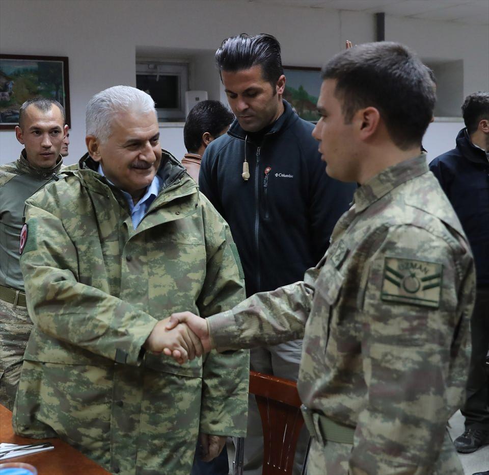 <p><strong>Yıldırım'dan canlı yayın teşekkürü </strong></p>
<p>Dağlıca 6. Hudut Tabur Komutanlığı'nı ziyaretinin ardından Ankara'ya döneceğini ifade eden Yıldırım, şunları kaydetti:</p>
<p>"Bu güzel vesile dolayısıyla vatandaşlarımıza terörle canla başla mücadele eden askerlerimizin komutanlarımızın bulunduğu ortamdan canlı yayınla sizlerle birlikteyiz. Bu mutluluğu biz yaşadık milyonlar da yaşasın istedik. Bu imkanın sağlanmasından dolayı da ayrıca teşekkür ediyorum. </p>