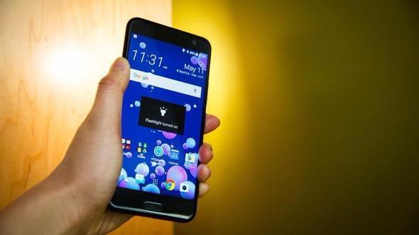 <p><strong>HTC U11 </strong></p>
<p>Ağırlığı: 169 gram <br />
Ekran çözünürlüğü: 5.5 inç ekran, 1440x2560 piksel çözünürlük</p>