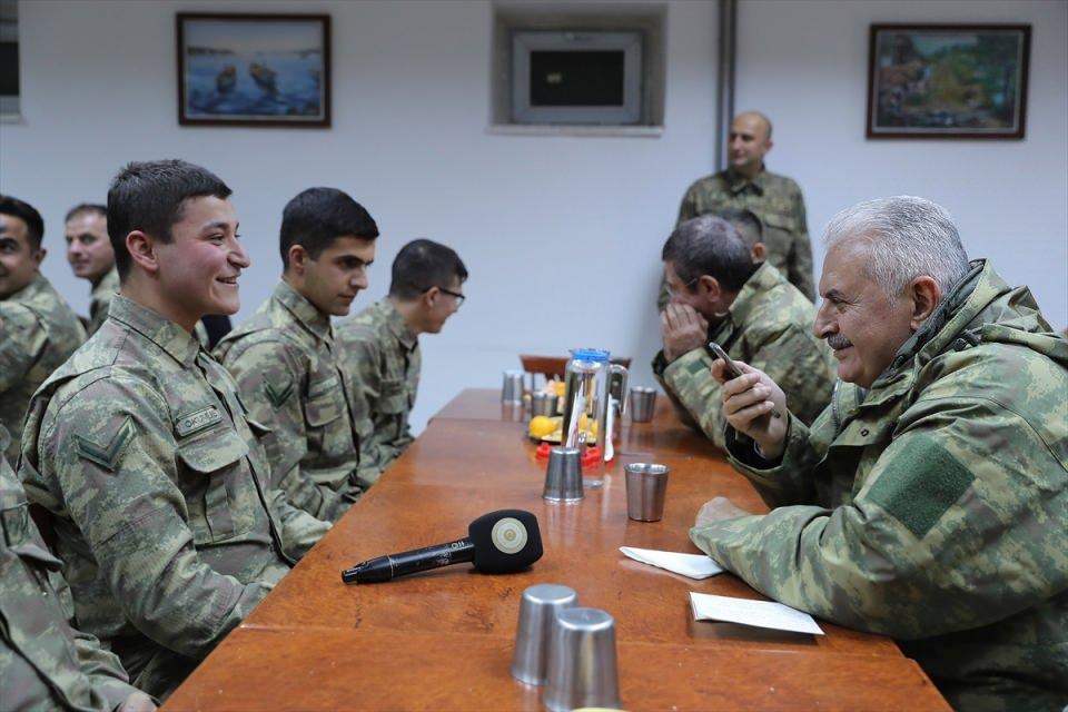 <p>Cuma namazını Şırnak'ta vatandaşlarımızla birlikte eda ettik. Daha önce terör örgütünün çukur eylemleri sırasında hasar gören ve yeniden tamir edilip hizmete açılan Şırnak'taki Geylani Camisi'nin açılışını yaptık. Cuma sonrası çok yoğun, coşkulu toplulukla sohbet ettik, onlara hitap etme imkanı bulduk. Akabinde Cizre'ye indik. </p>