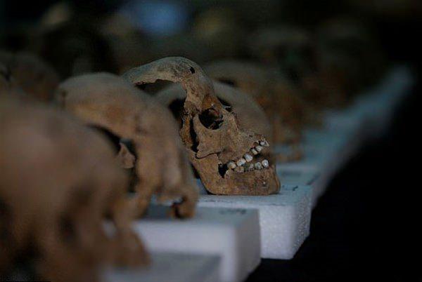 <p>Antropolog Bolanos, “Burada daha önceki bilgilerimizle açıklayamadığımız, kaydı olmayan bir şey olmuş. Bu kule bulunduğunda, ülkeyi işgal etmeye gelen İspanyol askerlerin kafataslarını bekliyorduk. Oysaki kafatasları kadın ve çocuklara ait. Bu, bölgemizde bir ilk” dedi.</p>
<p> </p>