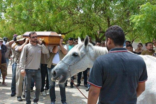 <p>Wagner Figueiredo isimli binici trafik kazasında hayatını kaybedince ailesi atı Cowboy’u da cenaze törenine getirmeye karar verdi. </p>
<p> </p>