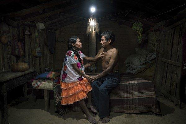 <p>İlk defa birbirine elektrik ışığıyla bakan Meksikalı bir çift. Işık, güneş pilleri ile üretiliyor. Ruben Salgado'nun fotoğrafı.</p>

<p> </p>

