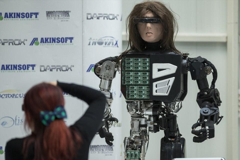 <p>Konya'da, Akınsoft isimli yazılım firmasınca kurulan Türkiye'nin ilk insansı robot fabrikası "AkınRobotics" 2 bin 700 metrekaresi kapalı toplam 11 bin metrekare alanda seri üretime geçti.</p>

<p> </p>
