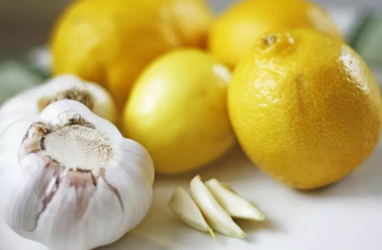 <p>İnsan sağlığı açısından oldukça faydalı olan limon ve sarımsak ikilisinin vücudumuza karşı olumlu etkileri saymakla bitmiyor.</p>
