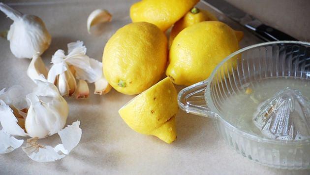 <p><strong>İşte limon suyunu sarımsakla tüketmenin faydaları...</strong></p>
