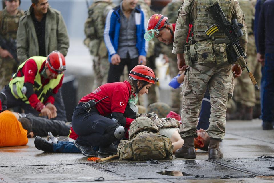 <p>Tatbikatın öğleden sonraki kısmında ise deprem bölgesinde arama kurtarma çalışmalarının yanı sıra yaralılar limanda bağlı bulunan gemilere getirilerek tedavileri yapılacak. Türk Kızılayı ekiplerince afetzedelere ve çalışma bölgesinde görev yapan personele yemek dağıtılacak.</p>
<p> </p>