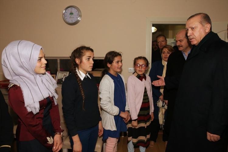 <p>Cumhurbaşkanı Recep Tayyip Erdoğan ve eşi Emine Erdoğan Trabzon'un Maçka ilçesi kırsalında, bölücü terör örgütü mensuplarıyla sağlanan sıcak temas sırasında şehit olan Eren Bülbül'ün ailesini ziyaret etti.</p>
