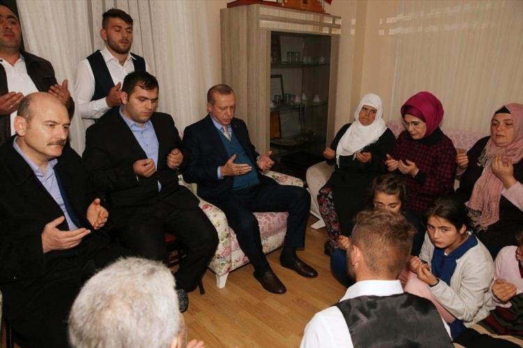 <p><strong>GÖZLERDEN KAÇMADI</strong><br />
<br />
Ziyarette çekilen fotoğraflarda dikkat çeken bir ayrıntı vardı. Eren Bülbül'ün kardeşleri, şehidin akıllarda kalan son kıyafetlerini giymişti.</p>