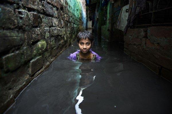 <p>Raju Ghosh'un fotoğrafı, Hindistan'ın dar sokaklı fakir mahallelerde yaşayanların muson ile ilgili dertlerini ele alıyor.</p>

<p> </p>
