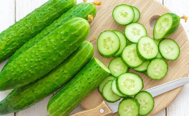 <p> Salatalık:</p>
<p> </p>
<p>Bir potasyum deposu olan salatalıkta ödem söktürme de birebirdir. Salatalık içerdiği sülfür ve silikon sayesinde böbrekleri temizler ve ödemin oluşmasını engeller. </p>