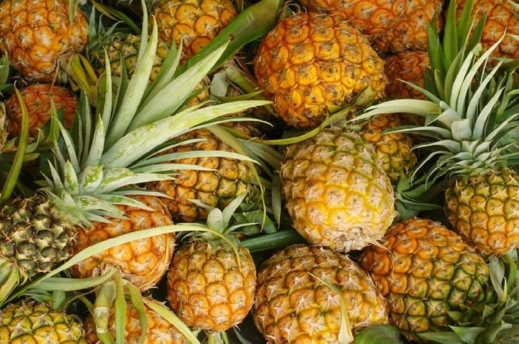 <p><strong>Ananas</strong></p>

<p>Diğer meyvelerin aksine ananas evde olgunlaşmaya bırakabileceğiniz bir meyve değildir. Bu yüzden iyi seçmek gerekir.</p>
